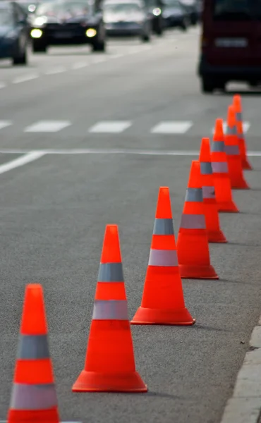 Imagem de cone de tráfego na estrada closeup — Fotografia de Stock