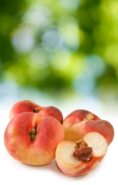 Şeftali masada görüntüsünü kapat