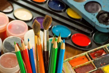 boyalar ve renkli kalemler yakın çekim görüntüsü