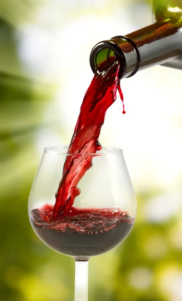 Изображение бутылки и бокала с крупным планом вина — стоковое фото