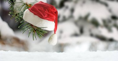 Güzel, şenlikli bir Noel tasarımcısının resmi. Mutlu yıllar tebrik kartı.