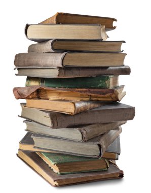 Üst üste dizilmiş eski kitapların görüntüsü beyaz arkaplanda