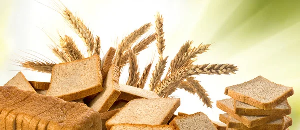 Geïsoleerde Afbeelding Van Een Hoop Brood Wazige Achtergrond — Stockfoto