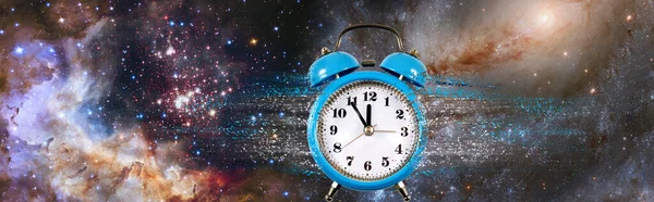 Imagen Reloj Que Desmorona Sobre Fondo Hermoso Cielo Estrellado Elementos —  Fotos de Stock