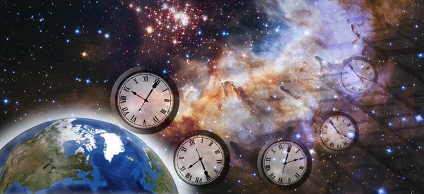 惑星地球と美しい星空を背景に 宇宙を飛んでいる時計の抽象的なイメージ Nasaによって提供されたこの画像の要素 — ストック写真