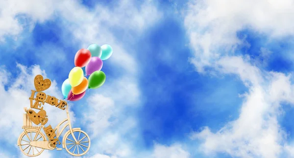 Imagen Hombrecito Decorativo Bicicleta Globos Contra Cielo Hombre Madera Corazones — Foto de Stock