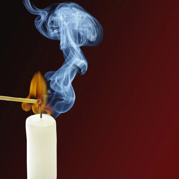 Rook van een brandende kaars en wedstrijden — Stockfoto