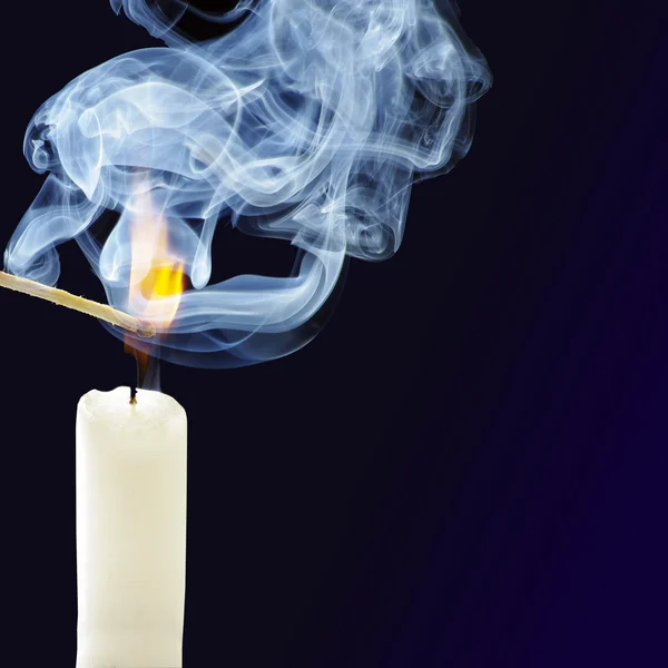 Humo de una vela encendida y fósforos — Foto de Stock