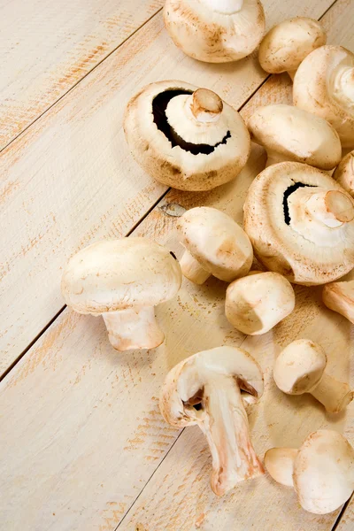 Paddestoelen champignon op tafel — Stockfoto