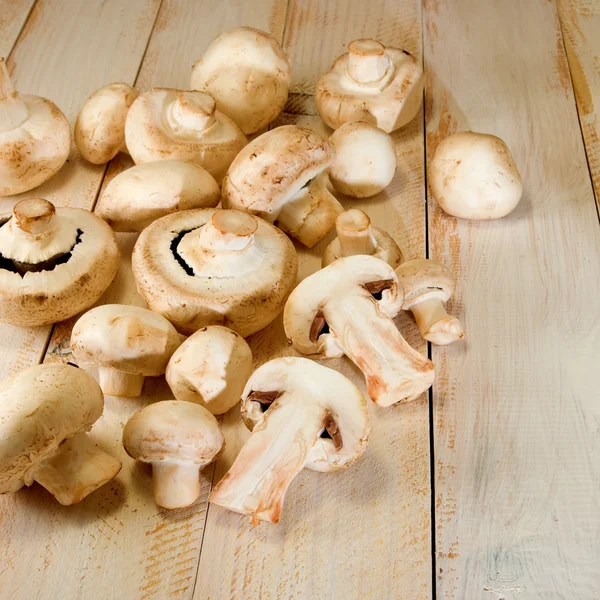 Paddestoelen champignon op tafel — Stockfoto
