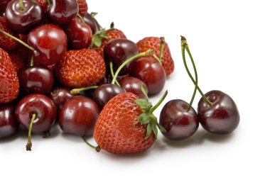 çilek ve vişne beyaz zemin üzerine