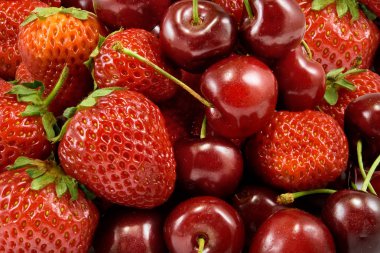 çilek ve vişne beyaz zemin üzerine 