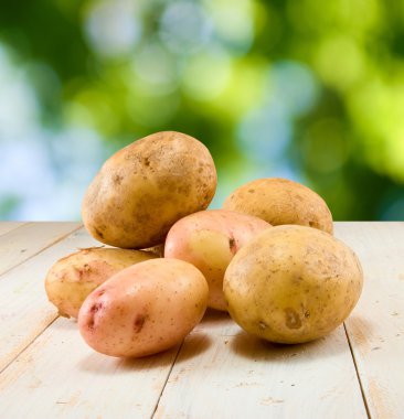 tabloda yeşil zemin üzerine patates