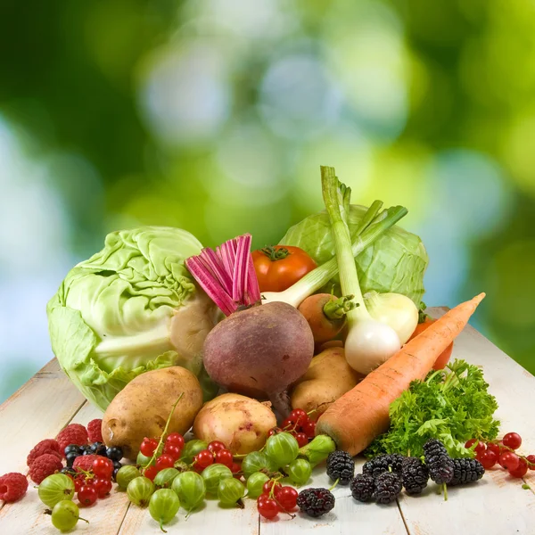 Different vegetables on a green background — Stock Photo, Image