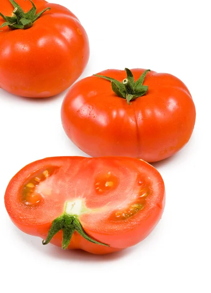 Три спелых помидора на белом фоне — стоковое фото