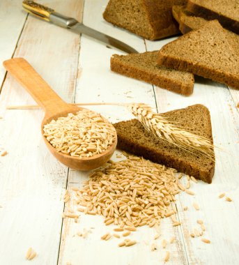 ekmek ve bir kaşık masa içinde buğday