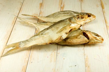 Tahta masada kurutulmuş balık. 