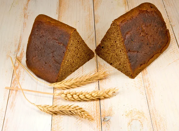 Imagen de pan y trigo sobre la mesa — Foto de Stock