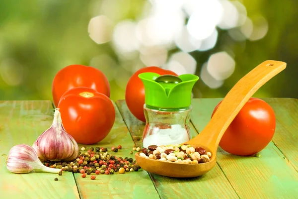 Diferentes ingredientes para cocinar sobre un fondo verde primer plano — Foto de Stock