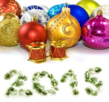 beyaz zemin üzerinde yılbaşı ağacı süsleri