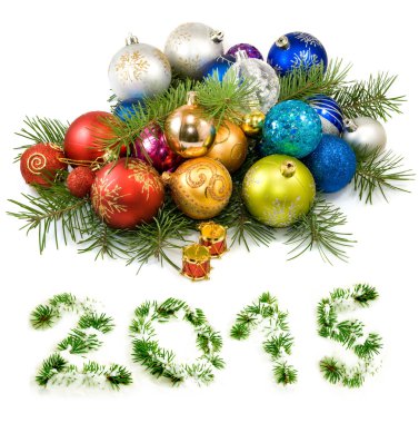 Noel ağacı süslemeleri beyaz arka plan portre üzerinde