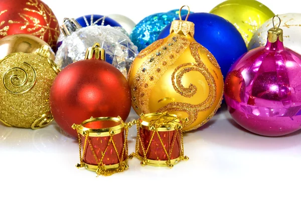 Weihnachtsbaumschmuck auf weißem Hintergrund Nahaufnahme — Stockfoto