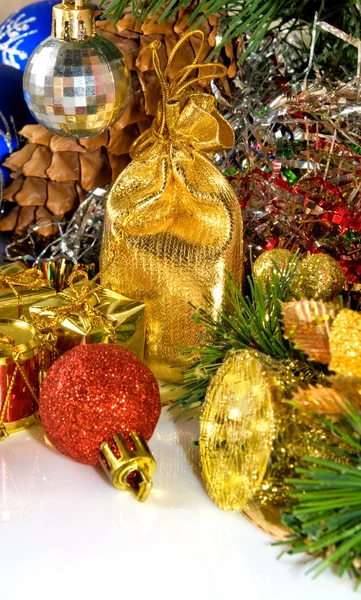 Diverse decorazioni natalizie su sfondo bianco primo piano — Foto Stock