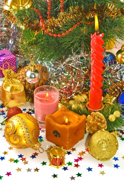 Velas en el fondo del árbol de Navidad primer plano —  Fotos de Stock