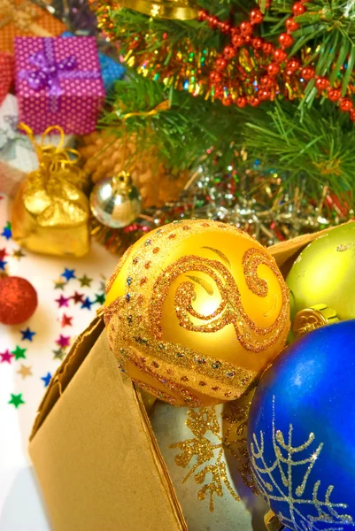 Viele Weihnachtsdekorationen auf weißem Hintergrund — Stockfoto