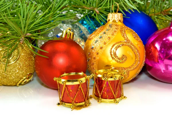 Schöne Christbaumschmuck auf weißem Hintergrund Nahaufnahme — Stockfoto