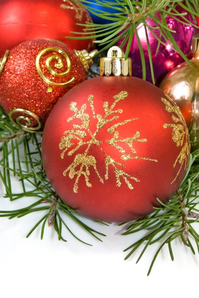 Belles boules de Noël sur un fond blanc gros plan — Photo