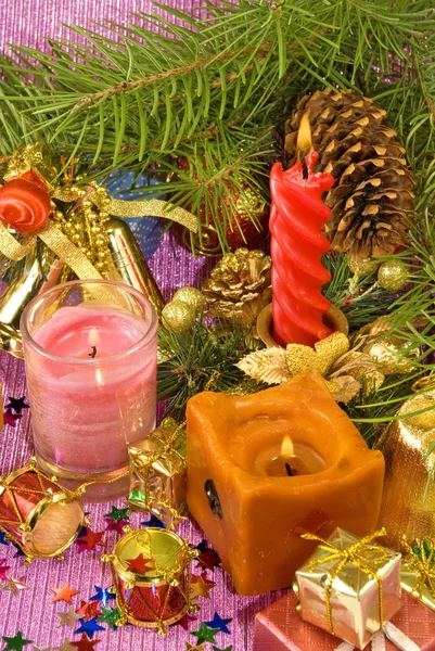 Свечи и различные рождественские украшения — стоковое фото