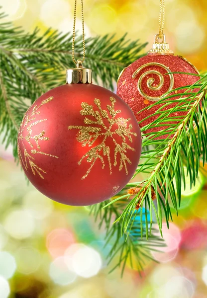 Bilden av julgranskulor på en flerfärgad bakgrund närbild — Stockfoto
