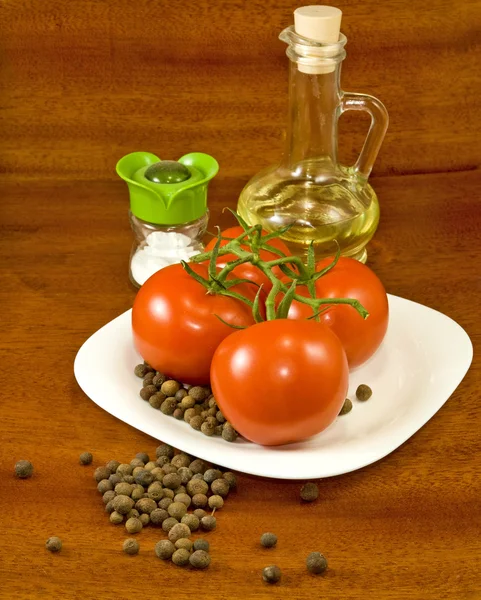 Pomodori, olio e sale in tavola — Foto Stock