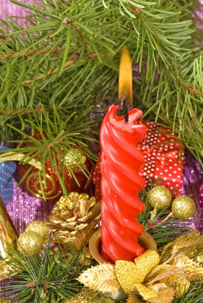 蜡烛和不同的圣诞装饰品 — 图库照片