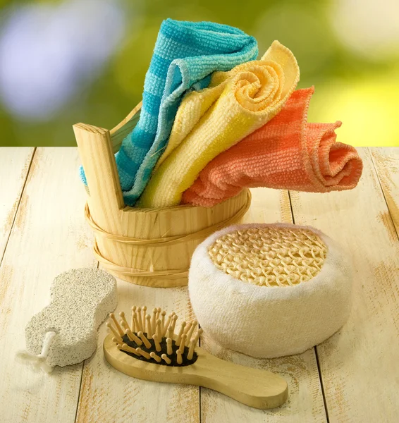 Bath accessories on a green background — Stock Photo, Image