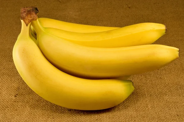 Bananer på tabell närbild — Stockfoto