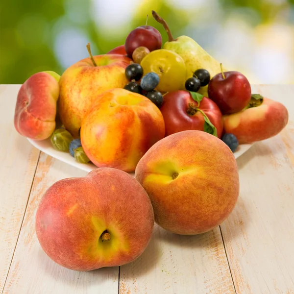 Diverse vruchten op een tafel — Stockfoto
