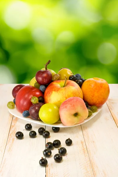 Various fruits on a green background closeup — Stock Photo, Image