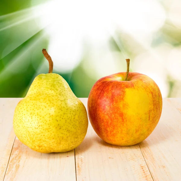 Peren en appels tegen de zon — Stockfoto