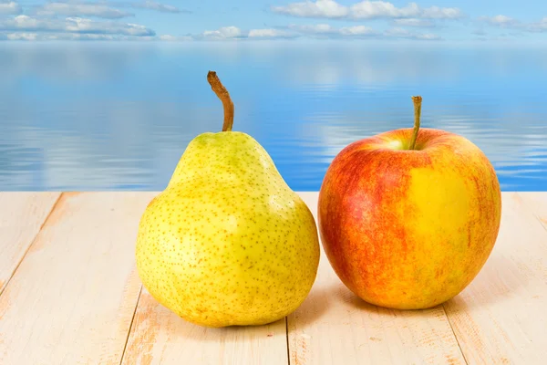Appel- en peren op water en hemel achtergrond — Stockfoto