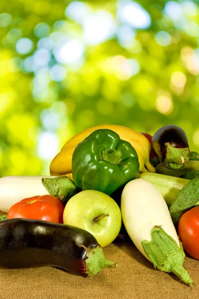 Diferentes verduras sobre la mesa sobre fondo verde — Foto de Stock