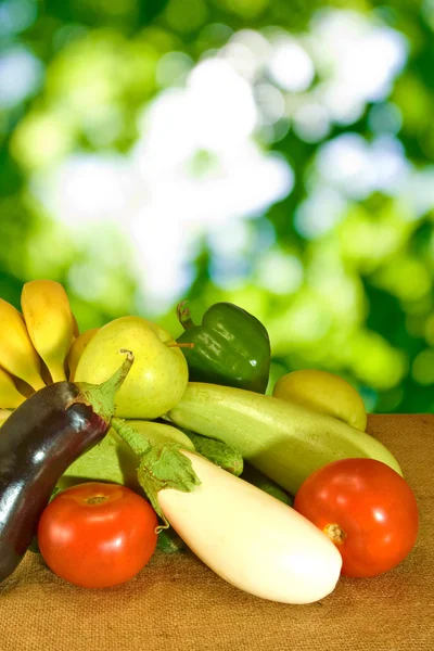 Varias verduras sobre la mesa sobre fondo verde — Foto de Stock