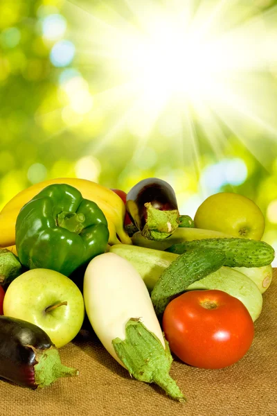 Varias verduras sobre la mesa sobre fondo verde primer plano — Foto de Stock