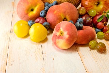 yeşil zemin üzerine farklı meyve