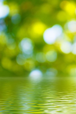 yeşil arka plan bulanık su yüzeyine