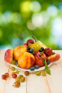 bir plaka üzerinde farklı meyve