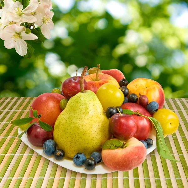 Różne owoce na stole — Zdjęcie stockowe