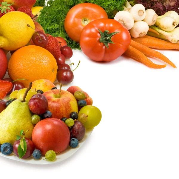 Frutas e legumes diferentes em um fundo branco closeup — Fotografia de Stock
