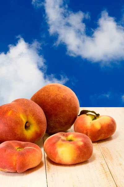 Peach against the sky — Stock Photo, Image
